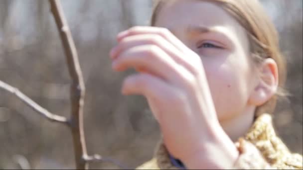 Ten chlapec řezy stromů v zahradě s nůžky. Dítě pomáhá zkrátit stromy v parku na jaře. Teenage zahradník uřízne větve na farmě. — Stock video