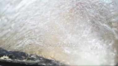 Çocuk çocuk araba yıkama para kazanır. Çocuk otomobil cam yıkar. Çocuk araba yıkamak için yardımcı olur. 