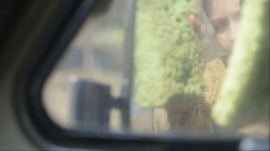 Çocuk çocuk araba yıkama para kazanır. Araba cam çocuk yıkar. 