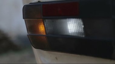 Çocuk çocuk araba yıkama para kazanır. Çocuk otomobil cam yıkar. Çocuk araba yıkamak için yardımcı olur.