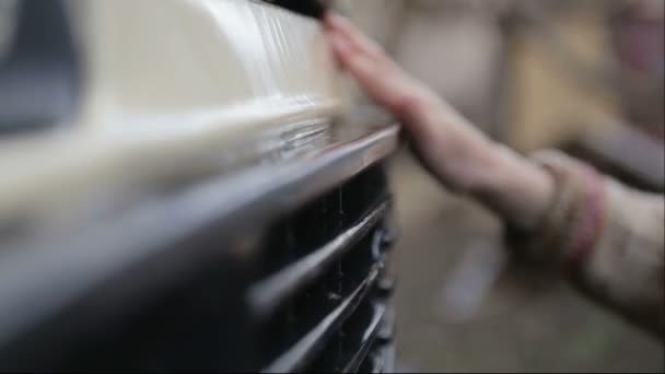 El niño gana dinero lavando autos. El chico lava el vidrio del coche. . — Vídeos de Stock