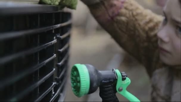Enfant garçon gagne de l'argent sur le lavage de voiture. Le garçon lave le verre de la voiture . 
