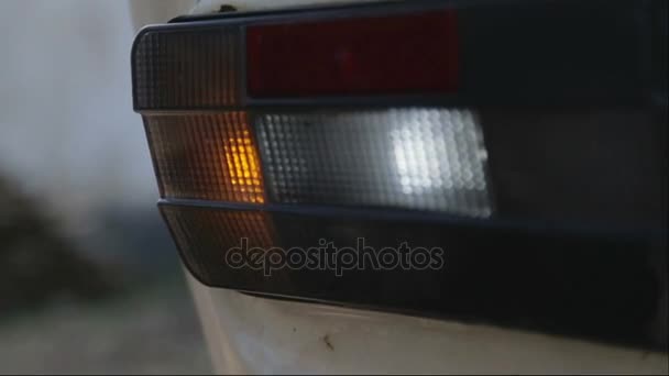 Kind jongen verdient geld op auto wassen. De jongen wast de Autoglas. Het kind helpt bij het wassen van de auto. — Stockvideo