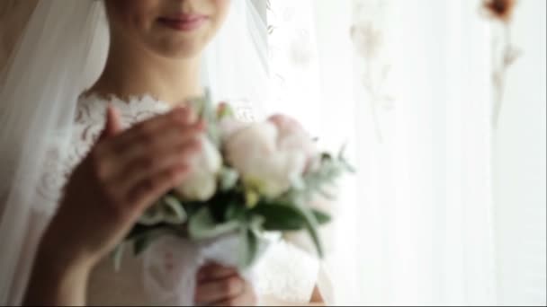 花の花束と美しい花嫁の肖像画。ブーケを結婚式の日の美しい少女. — ストック動画
