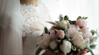 Güzel gelin portresi bir buket çiçek ile. Güzel genç kız ile bir buket düğün günde.