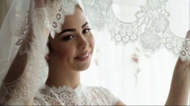 Güzel gelin portresi bir buket çiçek ile. Güzel genç kız ile bir buket düğün günde.