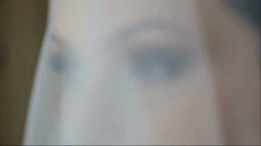 Güzel gelin portresi bir buket çiçek ile. Güzel genç kız ile bir buket düğün günde.