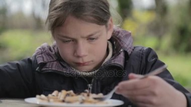 Çocuk sigara izmaritleri bir tabak içinde bakıyor. Bir genç sigara izmaritleri görünüyor. Anti tütün video. Sağlıklı bir yaşam tarzı için. 