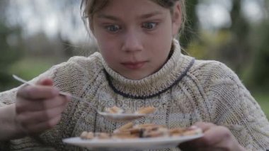 Çocuk sigara izmaritleri bir tabak içinde bakıyor. Bir genç sigara izmaritleri görünüyor. Anti tütün video. Sağlıklı bir yaşam tarzı için. 