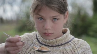 Çocuk sigara izmaritleri bir tabak içinde bakıyor. Bir genç sigara izmaritleri görünüyor. Anti tütün video. Sağlıklı bir yaşam tarzı için. 