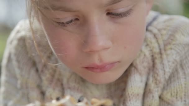 Le garçon regarde des mégots de cigarette dans une assiette. Un adolescent regarde les mégots de cigarette. Vidéo anti tabac. Pour un mode de vie sain . — Video