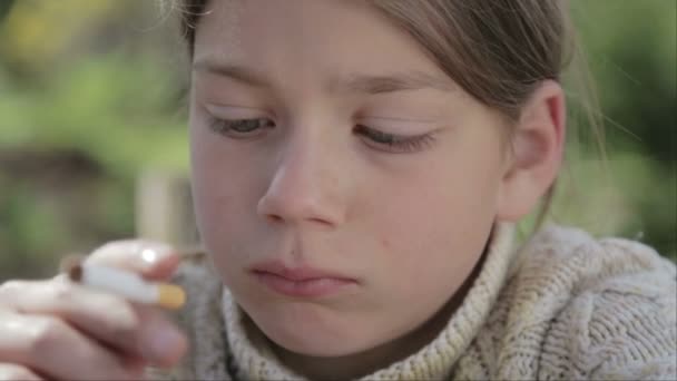 Portrait d'un garçon avec une cigarette à la main. Vidéo anti tabac. Pour un mode de vie sain . — Video