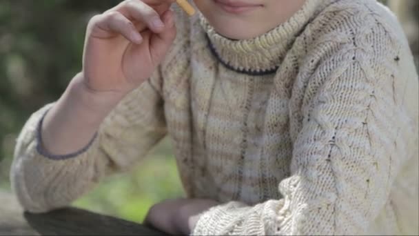 Portret van een jongen met een sigaret in zijn hand. Anti tabak video. Voor een gezonde levensstijl. — Stockvideo