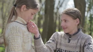 Abisi daha az sigara söyler. Genç bir çocuk duman öğretir. Kardeşler ve arkadaşlar arasında kötü alışkanlıkları. 