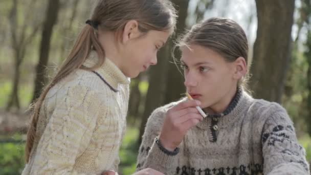 Le frère aîné en dit moins sur le tabagisme. Un adolescent apprend à un enfant à fumer. Mauvaises habitudes entre frères et amis . — Video