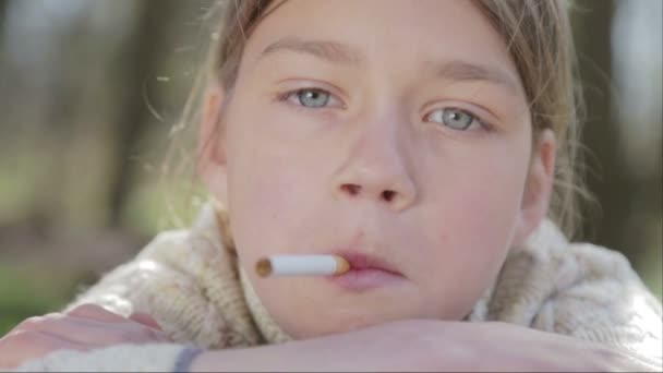 Bir çocuk elinde sigarayla portresi. Anti tütün video. Sağlıklı bir yaşam tarzı için. — Stok video
