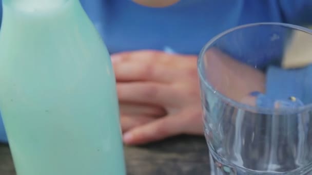 Porträtt av ett friskt barn med ett glas mjölk. En pojke konsumtionsmjölk i naturen. Sunda matvanor. På rätt sätt av liv. — Stockvideo