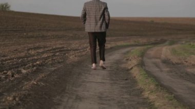  Erkek doğada klasik bir kostüm. Takım elbiseli bir adam çok sevindi ve alanını dans ediyor.