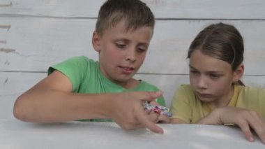 Çocuklar spinner ile oynuyorlar. Arkadaşlar spinner oyuncak oynamak. İki kardeş sokakta bir spinner ile oynamak. 
