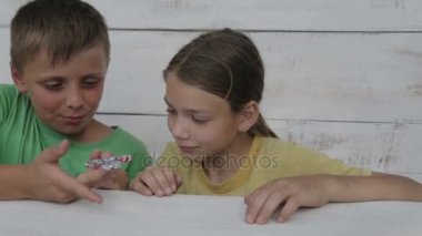 Çocuklar spinner ile oynuyorlar. Arkadaşlar spinner oyuncak oynamak. İki kardeş sokakta bir spinner ile oynamak. 