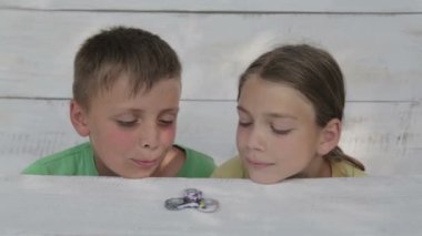 Çocuklar spinner ile oynuyorlar. Arkadaşlar spinner oyuncak oynamak. İki kardeş sokakta bir spinner ile oynamak. 