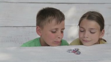 Çocuklar spinner ile oynuyorlar. Arkadaşlar spinner oyuncak oynamak. İki kardeş sokakta bir spinner ile oynamak. 