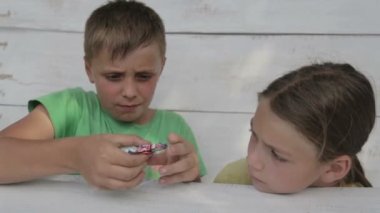 Çocuklar spinner ile oynuyorlar. Arkadaşlar spinner oyuncak oynamak. İki kardeş sokakta bir spinner ile oynamak. 