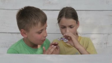 Çocuklar spinner ile oynuyorlar. Arkadaşlar spinner oyuncak oynamak. İki kardeş sokakta bir spinner ile oynamak. 
