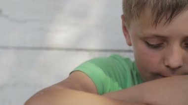 Çocuklar kameraya bakıyor. Kameraya bakarak arkadaşlar çocuk portresi. 