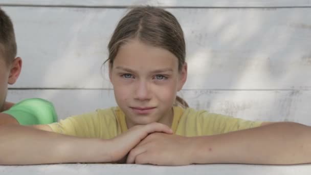 De jongens kijken naar de camera. Portret van de kinderen van vrienden kijken naar de camera. — Stockvideo