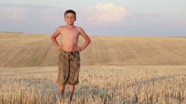 Koşma, atlama, dans ve yürüyüş alanı, çocuktur. Bir çocuk temizlenmiş bir alanda oynuyor.