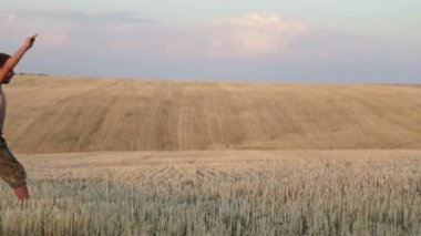 Koşma, atlama, dans ve yürüyüş alanı, çocuktur. Bir çocuk temizlenmiş bir alanda oynuyor. 