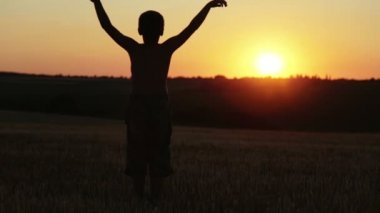 Gün batımında çocuk alanı çalışan egzersizleri yapıyor. Gün batımında çocuk alanında çalışır ve egzersizleri yapıyor.