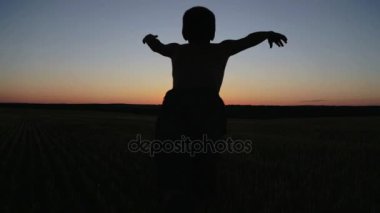 Gün batımında çocuk alanı çalışan egzersizleri yapıyor. Gün batımında çocuk alanında çalışır ve egzersizleri yapıyor.