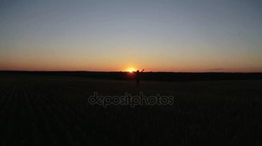 Gün batımında çocuk alanı çalışan egzersizleri yapıyor. Gün batımında çocuk alanında çalışır ve egzersizleri yapıyor.