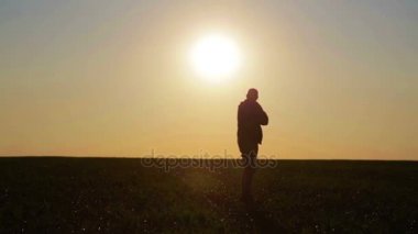 Gün batımında genç güzel çift mutabakat kavgalar. Erkek ve kadın gün batımında alandaki sorunları çözmek.