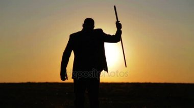 Gün batımında, yolun bir savaşçı bir kılıçla bir adam portresi. Gün batımında kılıç samuray yakuza. Spor, Hobiler, ilgi alanları.