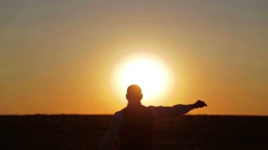 Gün batımında, yolun bir savaşçı bir kılıçla bir adam portresi. Gün batımında kılıç samuray yakuza. Spor, Hobiler, ilgi alanları.