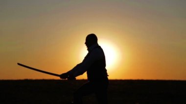 Gün batımında, yolun bir savaşçı bir kılıçla bir adam portresi. Gün batımında kılıç samuray yakuza. Spor, Hobiler, ilgi alanları.