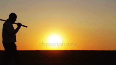 Gün batımında, yolun bir savaşçı bir kılıçla bir adam portresi. Gün batımında kılıç samuray yakuza. Spor, Hobiler, ilgi alanları.