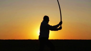 Gün batımında, yolun bir savaşçı bir kılıçla bir adam portresi. Gün batımında kılıç samuray yakuza. Spor, Hobiler, ilgi alanları.