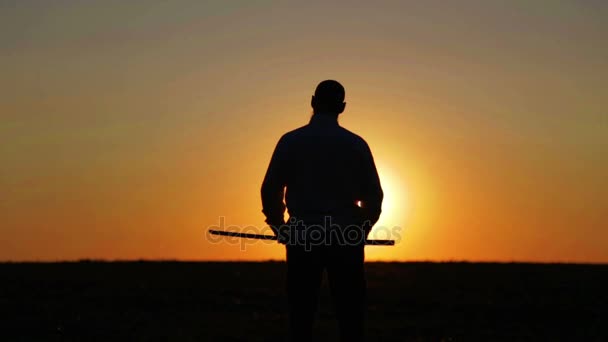 Retrato de um homem com uma espada ao pôr-do-sol, o caminho de um guerreiro. Samurai yakuza com uma espada ao pôr do sol do dia. Desporto, passatempos, interesses . — Vídeo de Stock