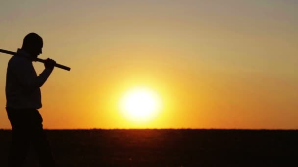 Retrato de um homem com uma espada ao pôr-do-sol, o caminho de um guerreiro. Samurai yakuza com uma espada ao pôr do sol do dia. Desporto, passatempos, interesses . — Vídeo de Stock