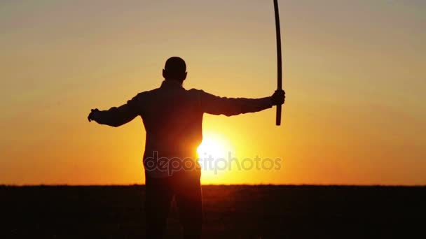 Retrato de un hombre con una espada al atardecer, el camino de un guerrero. Samurai yakuza con una espada al atardecer del día. Deporte, aficiones, intereses . — Vídeos de Stock