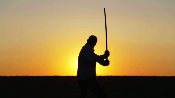 Portrét muže s mečem při západu slunce, cesta válečníka. Samuraj yakuza s mečem za soumraku dne. Sport, koníčky, zájmy. — Stock video