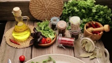 Biftek ve bir plaka üzerinde baharat kompozisyonu. Sığır eti biftek güzel restoranda dekore edilmiştir. Doğru kızarmış biftek soslar. 