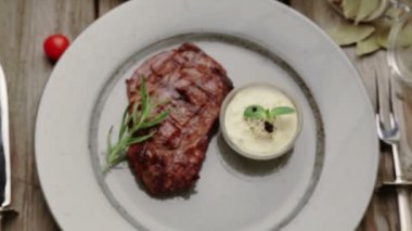 Biftek ve bir plaka üzerinde baharat kompozisyonu. Sığır eti biftek güzel restoranda dekore edilmiştir. Doğru kızarmış biftek soslar. 