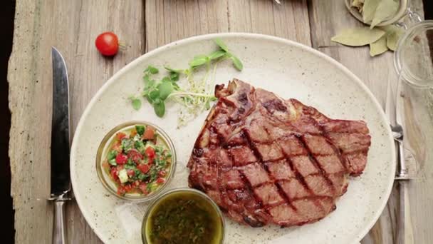 Složení s steak a koření na talíři. Hovězí steak je krásně zdobené v restauraci. Správně smažený steak omáčky. 