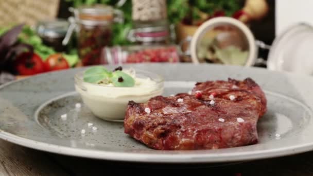 Komposition med biff och kryddor på en tallrik. Nötköttsbiff är vackert inrett i restaurangen. Korrekt stekt biff med såser. — Stockvideo