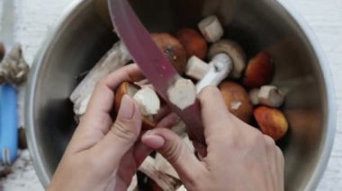 Eller mantar zımpara kapatın. Dilimleme mantar doğrama tahtası. Kesme taze mantar. Yemek, mantar doğrama.